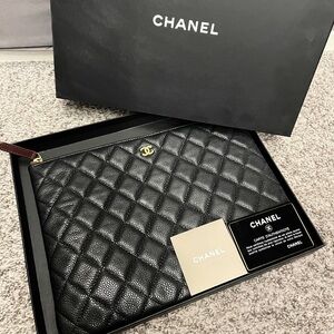CHANEL O Case Medium Caviar